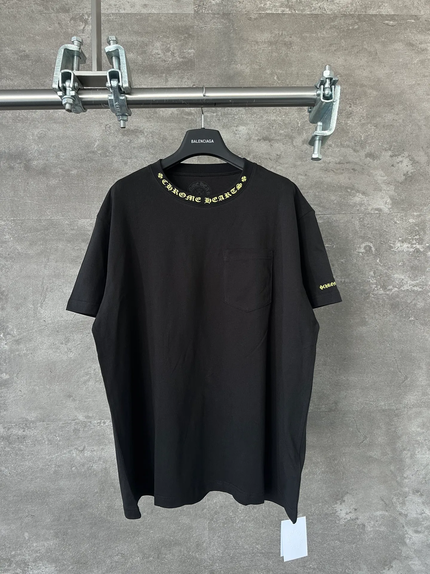 🅿️250 🔥 CH Crow Heart Classic pocket neckline Sanskrit printed off-shoulder loose short-sleeved T-shirt. Same style for men and women. Black print and white color matching. Size S M L. All sizes are available from stock. Process description: Made of combed cotton high-density ice-permeable fabric, ribbed and custom-dyed. The printing uses imported glue printing. Every wiring detail is strictly in accordance with YB to achieve 100% restoration of ZG quality.